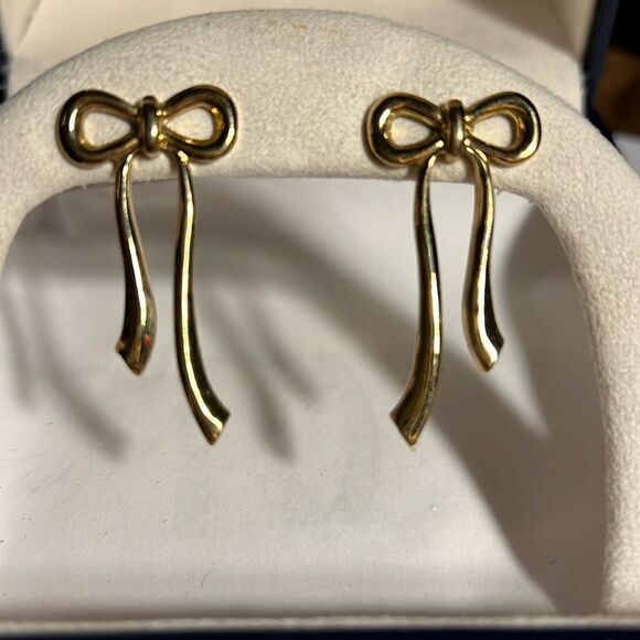 Gold tone bow pierced earrings. - Picture 1 of 4